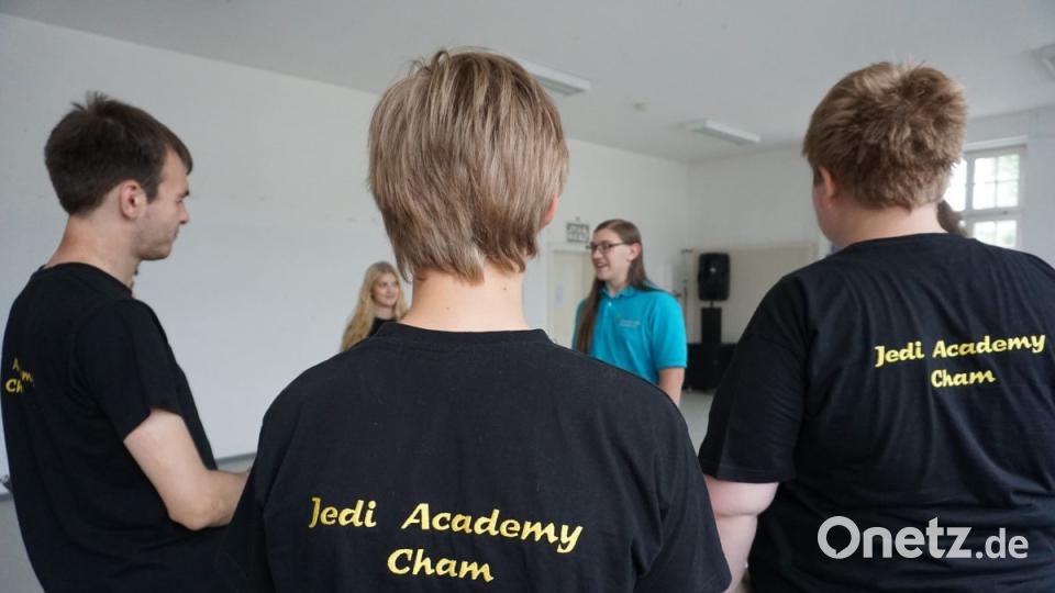 Der Jedi-Meister (blaues Shirt) spricht, die Schüler lauschen. Bild: Julian Trager