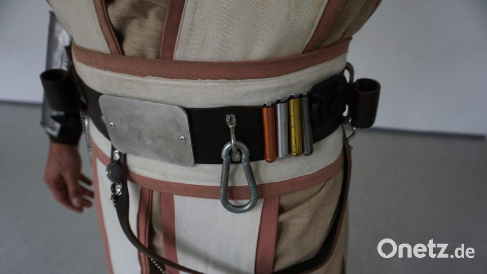 Mit Liebe zum Detail sind die Outfits gemacht. Manche haben sie selbst gemacht, manche gekauft und manche haben die Outfits von ihrer Oma machen lassen. Bild: Julian Trager