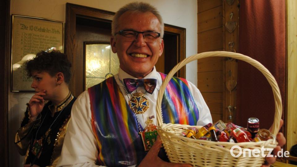 Herrmann, der Einlassgeist mir geistigen Begrüßungsfläschchen Bild: gag