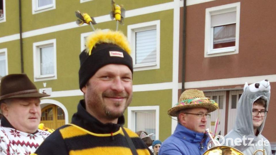 Da machte wohl einer der Musikanten der Jugendblaskapelle Fensterbach verspätet Werbung für das Volksbegehren „Rettet die Bienen“. Bild: u