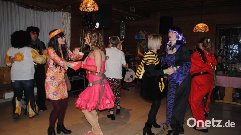 Bunt, frech, friedlich - der Weiberfasching in Ilsenbach war wieder ein Highlight für &quot;Weiber uns solche die es gerne wären&quot; Bild: gag
