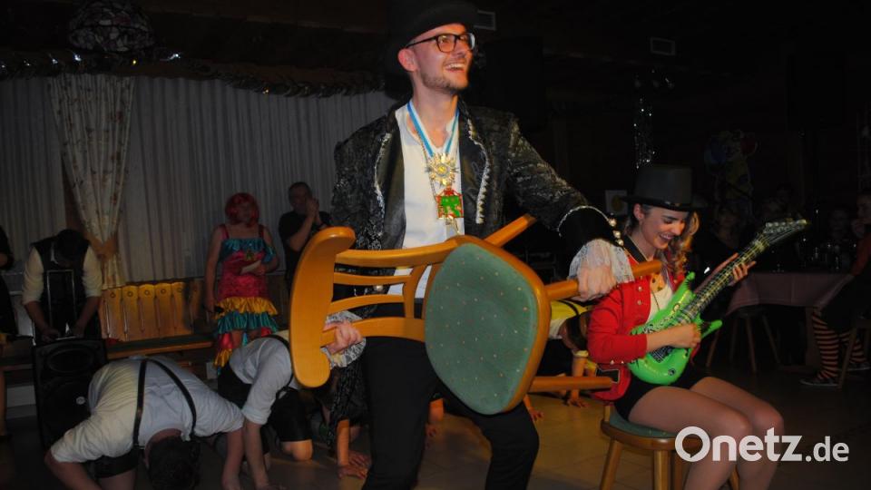 Bunt, frech, friedlich - der Weiberfasching in Ilsenbach war wieder ein Highlight für &quot;Weiber uns solche die es gerne wären&quot; Bild: gag
