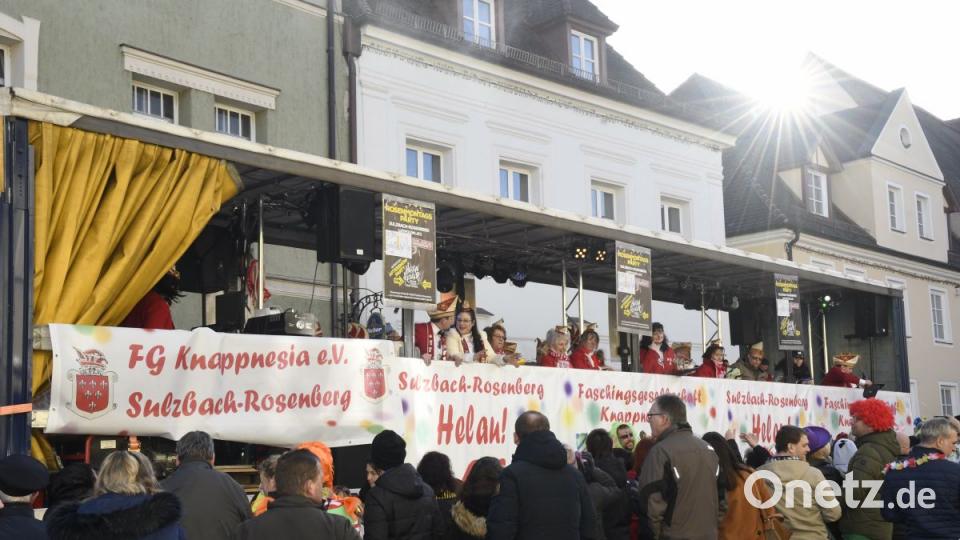 Der Ostbayerische Faschingszug schlängelt sich durch Amberg Bild: Petra Hartl