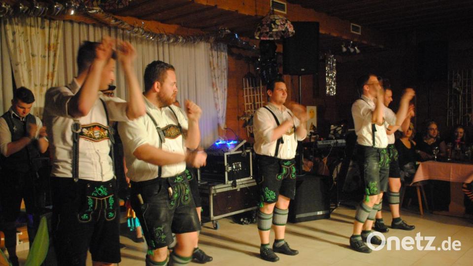 Die Schwarzenbacher Schenkel-Zinterer begeisterten die Damenwelt Bild: gag