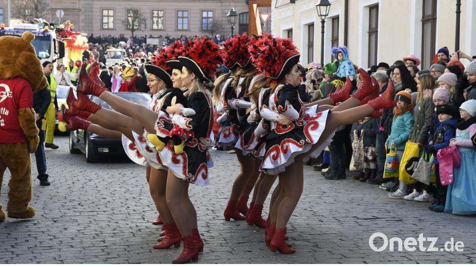 Der Ostbayerische Faschingszug schlängelt sich durch Amberg Bild: Petra Hartl