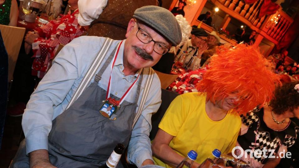 Thomas Kreuzer (CSU), Fraktionsvorsitzender der CSU im bayerischen Landtag sitzt als Meister Eder verkleidet bei der Fernseh-Prunksitzung &quot;Fastnacht in Franken&quot;. Bild: agentur_dpa