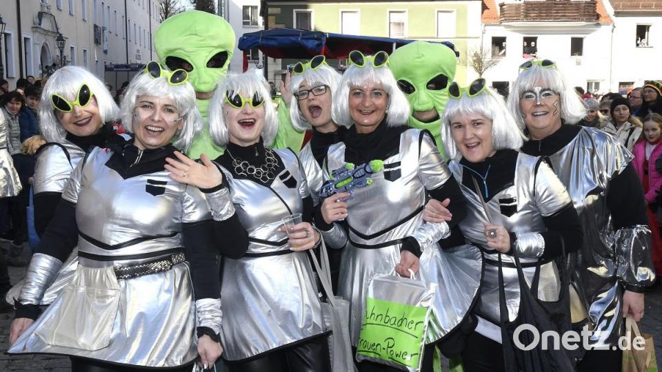 Der Ostbayerische Faschingszug schlängelt sich durch Amberg Bild: Petra Hartl