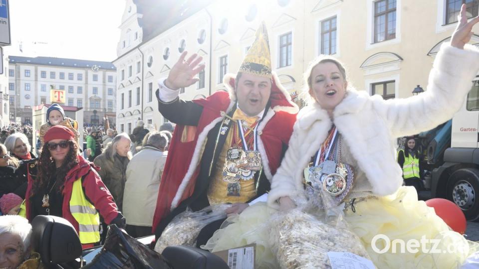 Der Ostbayerische Faschingszug schlängelt sich durch Amberg Bild: Petra Hartl
