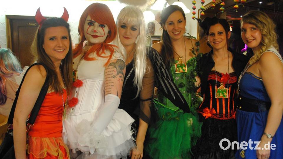 Bunt, frech, friedlich - der Weiberfasching in Ilsenbach war wieder ein Highlight für &quot;Weiber uns solche die es gerne wären&quot; Bild: gag