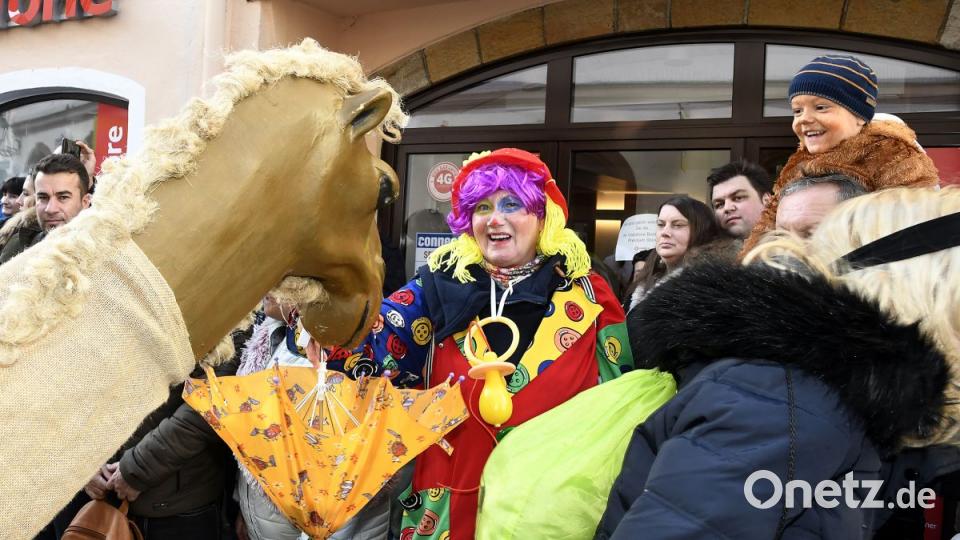 Der Ostbayerische Faschingszug schlängelt sich durch Amberg Bild: Petra Hartl