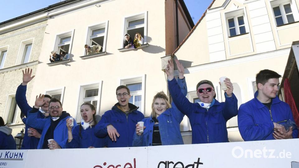 Der Ostbayerische Faschingszug schlängelt sich durch Amberg Bild: Petra Hartl