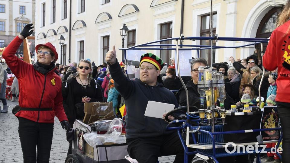 Der Ostbayerische Faschingszug schlängelt sich durch Amberg Bild: Petra Hartl