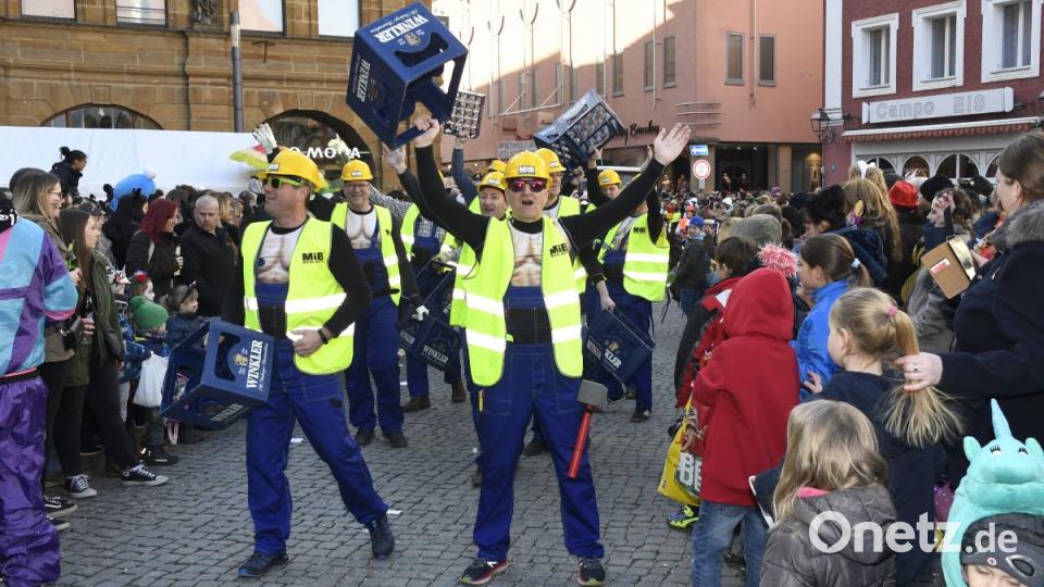 Der Ostbayerische Faschingszug schlängelt sich durch Amberg Bild: Petra Hartl