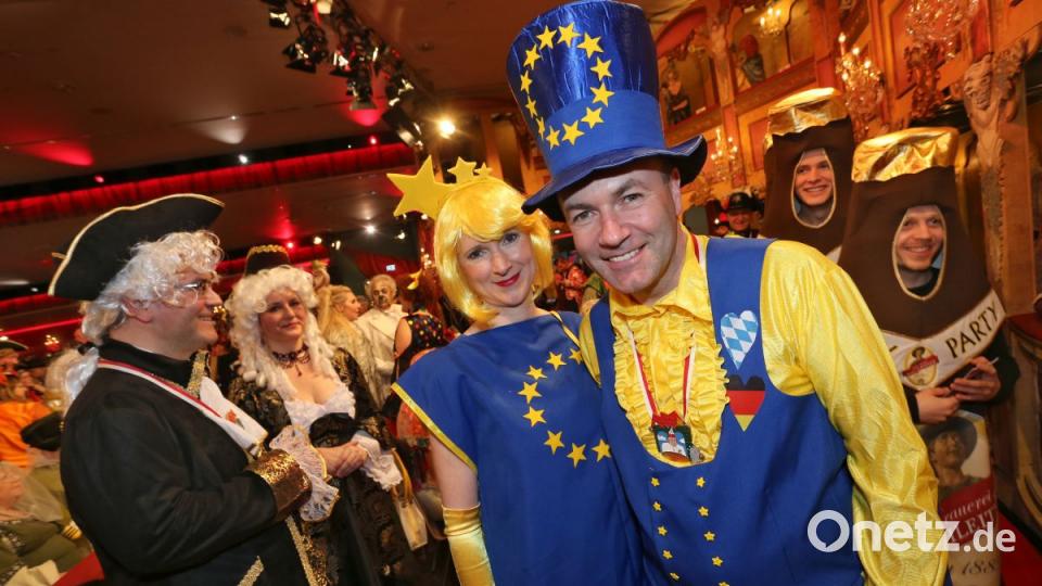 Manfred Weber, Fraktionsvorsitzender der Europäischen Volkspartei im europäischen Parlament und seine Begleitung kommen verkleidet zur Fernseh-Prunksitzung &quot;Fastnacht in Franken&quot;. Bild: agentur_dpa
