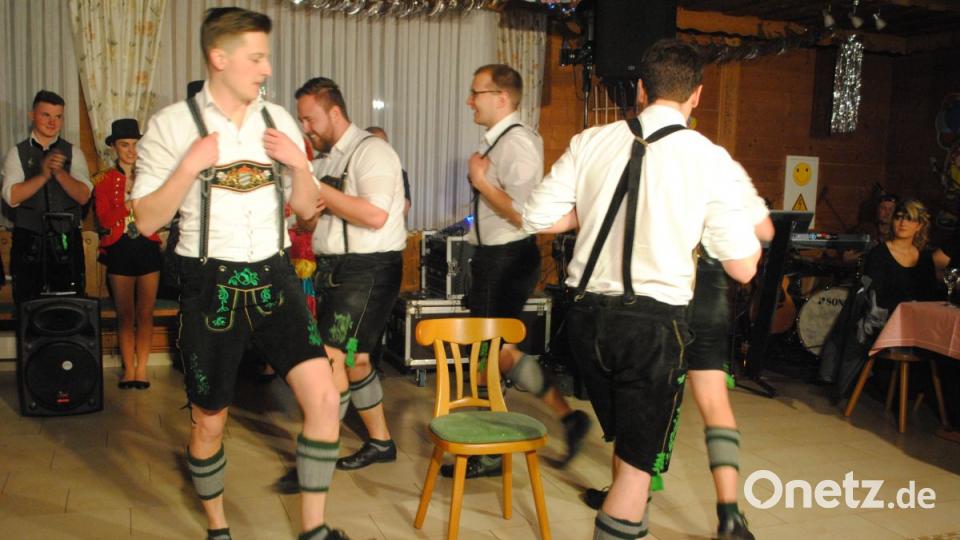 Bunt, frech, friedlich - der Weiberfasching in Ilsenbach war wieder ein Highlight für &quot;Weiber uns solche die es gerne wären&quot; Bild: gag
