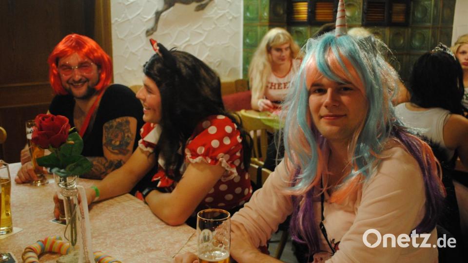 Bunt, frech, friedlich - der Weiberfasching in Ilsenbach war wieder ein Highlight für &quot;Weiber uns solche die es gerne wären&quot; Bild: gag