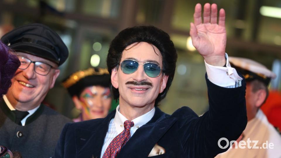 Reinhard Scolic, Fernsehdirektor des Bayerischen Fernsehens, kommt als Modeschöpfer Rudolph Moshammer verkleidet zu der Fernseh-Prunksitzung &quot;Fastnacht in Franken&quot;. Bild: agentur_dpa
