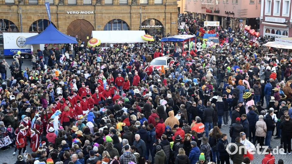 Der Ostbayerische Faschingszug schlängelt sich durch Amberg Bild: Petra Hartl