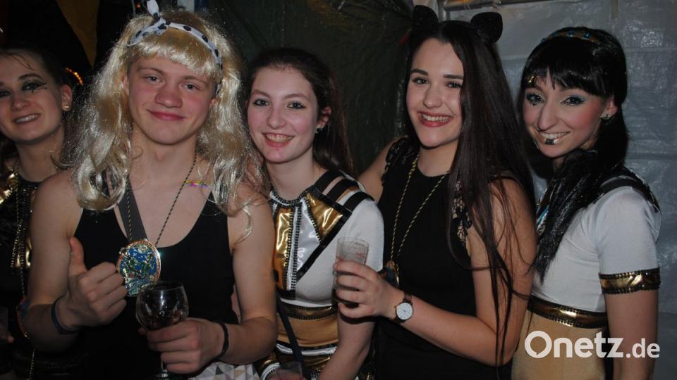 Bunt, frech, friedlich - der Weiberfasching in Ilsenbach war wieder ein Highlight für &quot;Weiber uns solche die es gerne wären&quot; Bild: gag