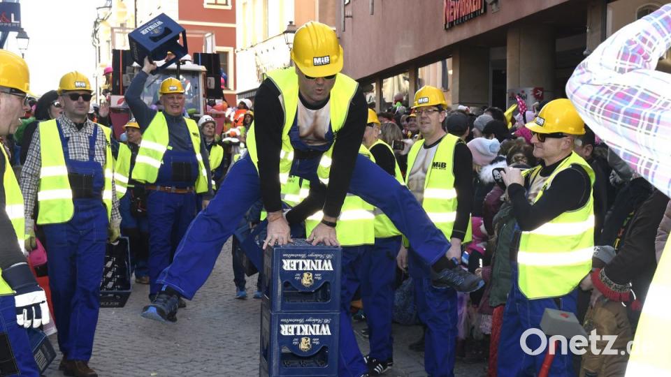 Der Ostbayerische Faschingszug schlängelt sich durch Amberg Bild: Petra Hartl