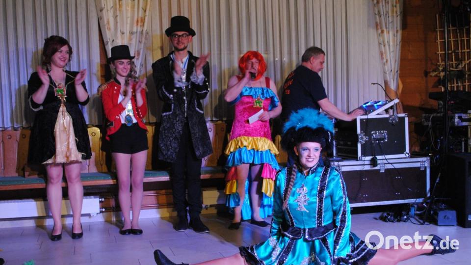 Bunt, frech, friedlich - der Weiberfasching in Ilsenbach war wieder ein Highlight für &quot;Weiber uns solche die es gerne wären&quot; Bild: gag