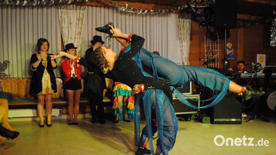 Bunt, frech, friedlich - der Weiberfasching in Ilsenbach war wieder ein Highlight für &quot;Weiber uns solche die es gerne wären&quot; Bild: gag