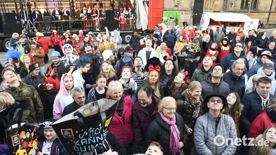 Der Ostbayerische Faschingszug schlängelt sich durch Amberg Bild: Petra Hartl