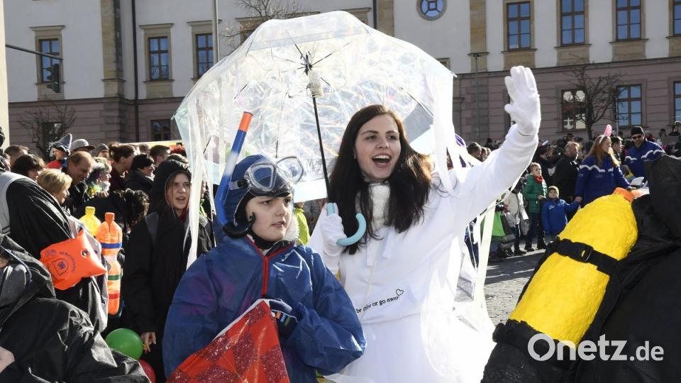 Der Ostbayerische Faschingszug schlängelt sich durch Amberg Bild: Petra Hartl