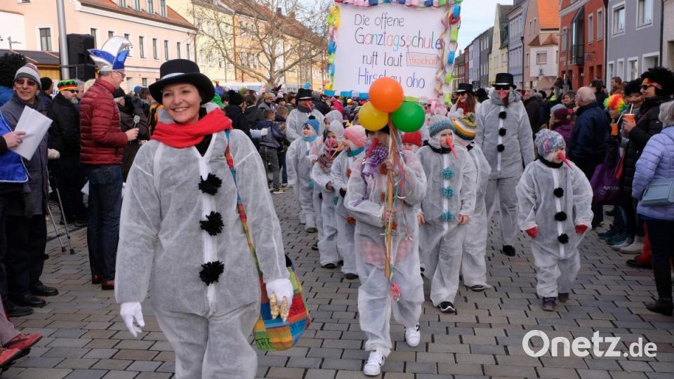 Die Kinder der Offenen Ganztagsschule und ihre Betreuerinnen marschierten als Schneemänner vom Unteren Müllner zum Marktplatz. Bild: u