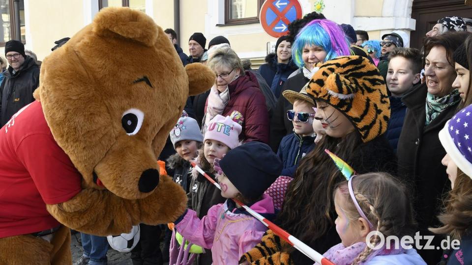 Der Ostbayerische Faschingszug schlängelt sich durch Amberg Bild: Petra Hartl