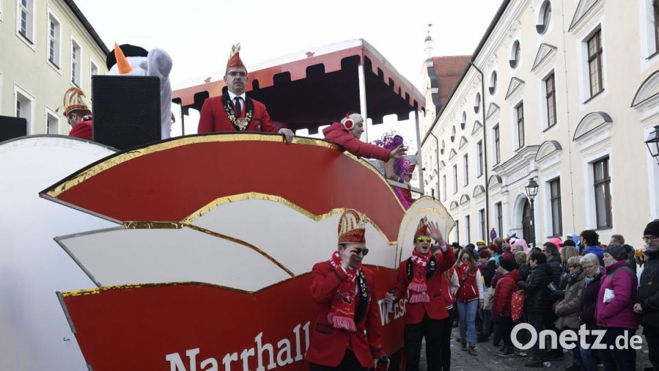 Der Ostbayerische Faschingszug schlängelt sich durch Amberg Bild: Petra Hartl