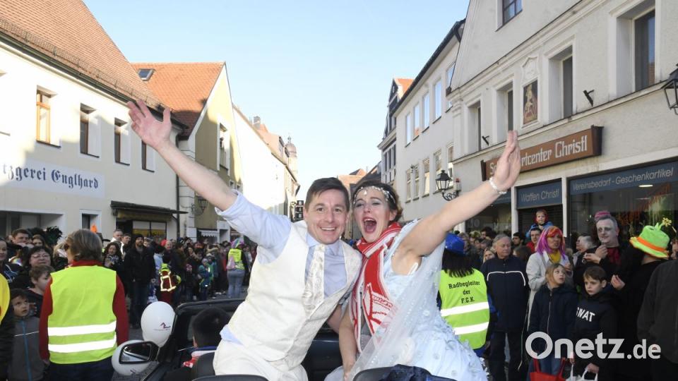 Der Ostbayerische Faschingszug schlängelt sich durch Amberg Bild: Petra Hartl