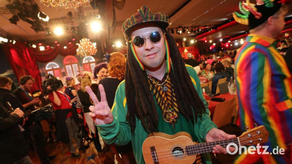 Martin Hagen, Fraktionsvorsitzender der Bayern FDP steht als jamaikanischer &quot;Rastaman&quot; bei der Fernseh-Prunksitzung &quot;Fastnacht in Franken&quot;. Bild: agentur_dpa
