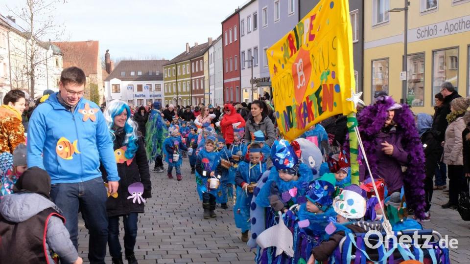 Vielleicht hatte das Erzieherinnenteam des Antonius-Kindergartens ebenfalls das letztjährige Hochwasser im Hinterkopf. Jedenfalls kamen die Kleinen als lustige Fischlein daher. Bild: u