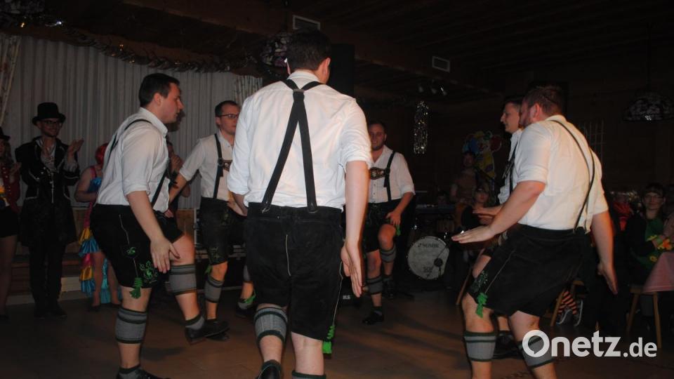 Bunt, frech, friedlich - der Weiberfasching in Ilsenbach war wieder ein Highlight für &quot;Weiber uns solche die es gerne wären&quot; Bild: gag