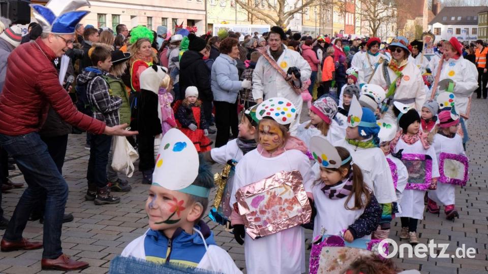 Die Mädchen und Jungen des St. Wolfgang-Kindergartens präsentierten sich als kreative Künstlerwerkstatt. Links im Bild: Bürgermeister Hermann Falk, der zusammen mit Werner Stein dem Publikum die vorbeiziehenden Gruppen vorstellte. Bild: u