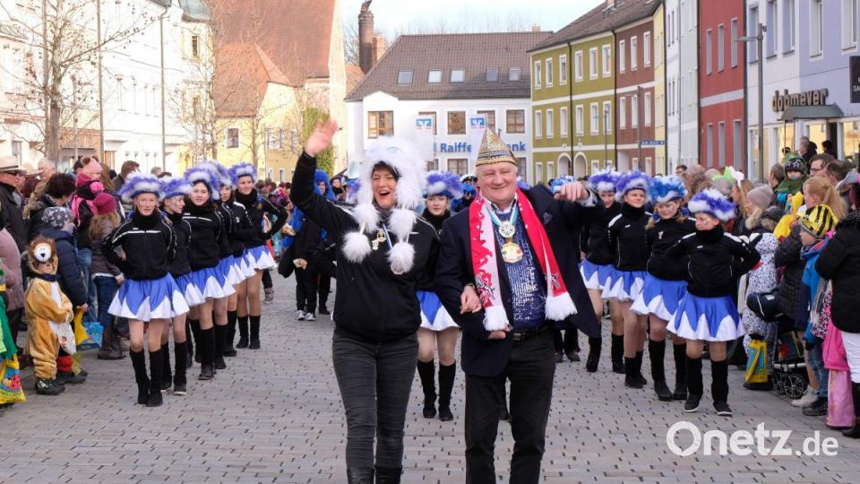 Dass es den Kinderfaschingszug überhaupt gibt, verdankt man der Gardegründerin Regina Merkl. LVO-Präsidiumsmitglied Manfred Endres machte ihr das Kompliment, alles perfekt organisiert zu haben. Hinter den beiden die Hirschauer Kinder- und Jugendgarde. Bild: u