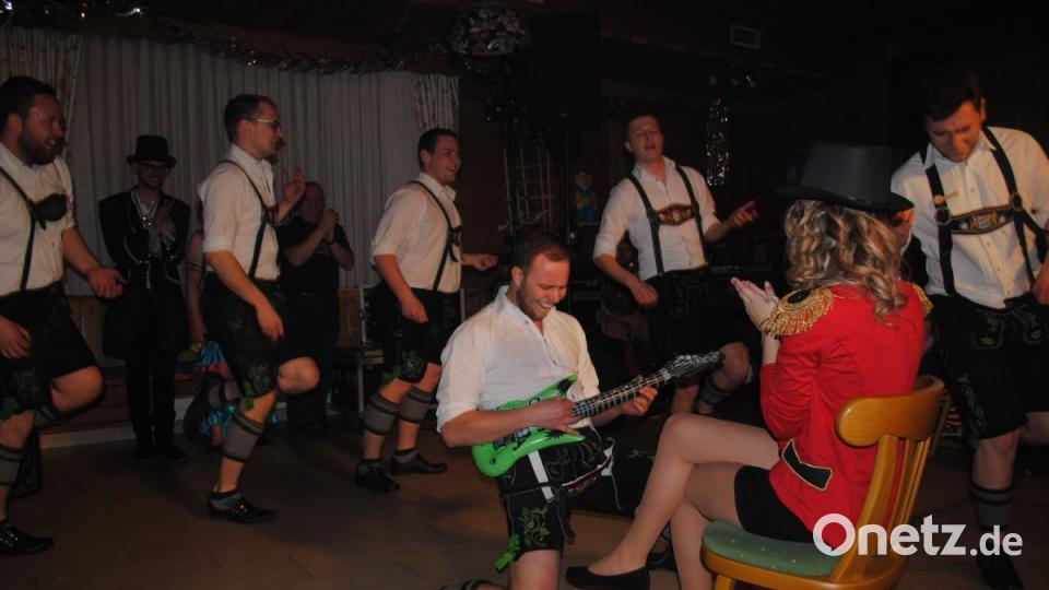 Bunt, frech, friedlich - der Weiberfasching in Ilsenbach war wieder ein Highlight für &quot;Weiber uns solche die es gerne wären&quot; Bild: gag