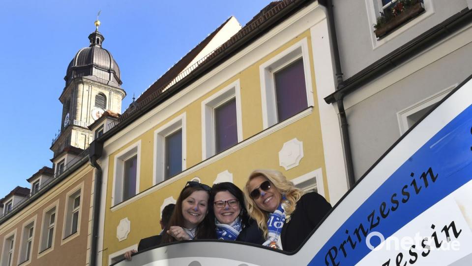 Der Ostbayerische Faschingszug schlängelt sich durch Amberg Bild: Petra Hartl