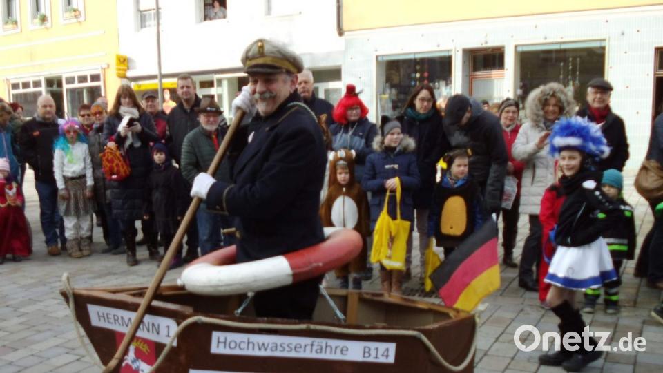 An der Spitze des Hirschauer Kinderfaschingszugs marschierte wie gehabt Stadtheimatpfleger Sepp Strobl. Anspielend auf das Fronleichnam-Unwetter und die Überschwemmung der B 14 paddelte er als Seemann mit seinem Boot durch die Hauptstraße. Bild: u