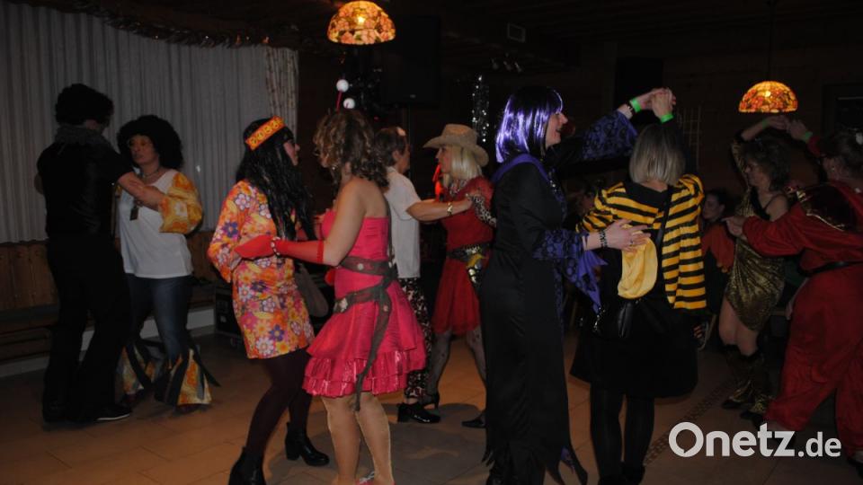 Bunt, frech, friedlich - der Weiberfasching in Ilsenbach war wieder ein Highlight für &quot;Weiber uns solche die es gerne wären&quot; Bild: gag