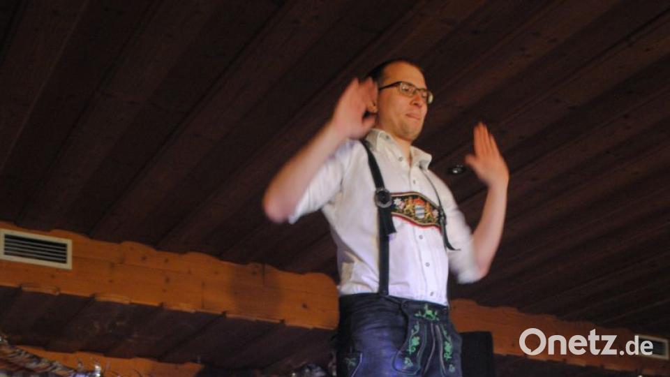 Bunt, frech, friedlich - der Weiberfasching in Ilsenbach war wieder ein Highlight für &quot;Weiber uns solche die es gerne wären&quot; Bild: gag