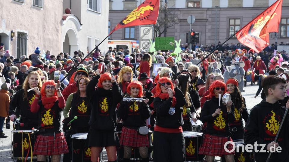 Der Ostbayerische Faschingszug schlängelt sich durch Amberg Bild: Petra Hartl