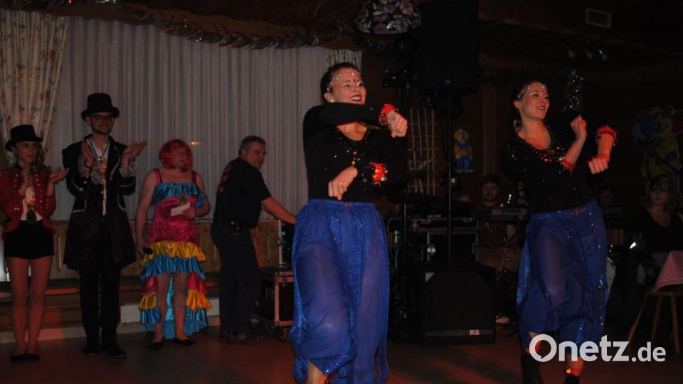 Bunt, frech, friedlich - der Weiberfasching in Ilsenbach war wieder ein Highlight für &quot;Weiber uns solche die es gerne wären&quot; Bild: gag