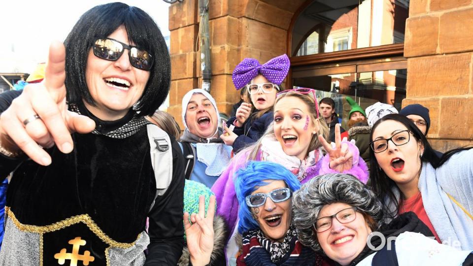 Der Ostbayerische Faschingszug schlängelt sich durch Amberg Bild: Petra Hartl