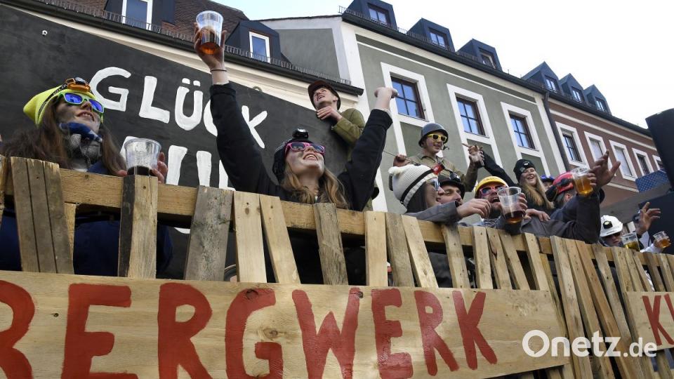 Der Ostbayerische Faschingszug schlängelt sich durch Amberg Bild: Petra Hartl