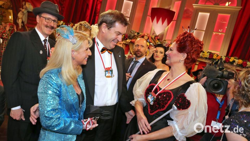 Markus Söder (M, CSU), bayerischer Ministerpräsident, seine Frau Karin (l) und Ilse Aigner (r, CSU), Präsidentin des bayerischen Landtages kommen zur Fernseh-Prunksitzung &quot;Fastnacht in Franken&quot;. Bild: Karl-Josef Hildenbrand/dpa