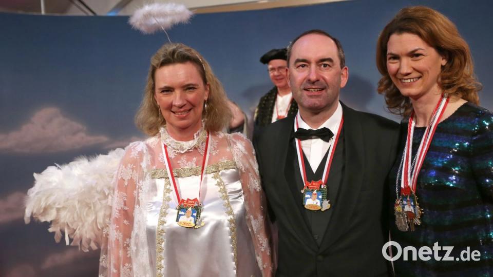 Kerstin Schreyer (CSU, l-r), bayerische Ministerin für Familie, Arbeit und Soziales, Hubert Aiwanger (Freie Wähler), stellvertretender bayerischer Ministerpräsident, und seine Frau Tanja Schweiger kommenzu der Fernseh-Prunksitzung &quot;Fastnacht in Franken&quot;. Bild: agentur_dpa