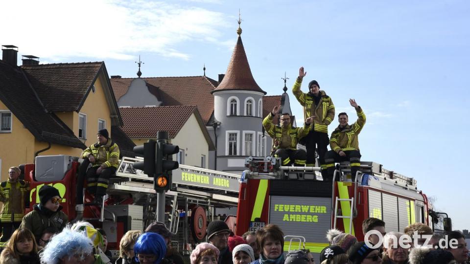 Der Ostbayerische Faschingszug schlängelt sich durch Amberg Bild: Petra Hartl