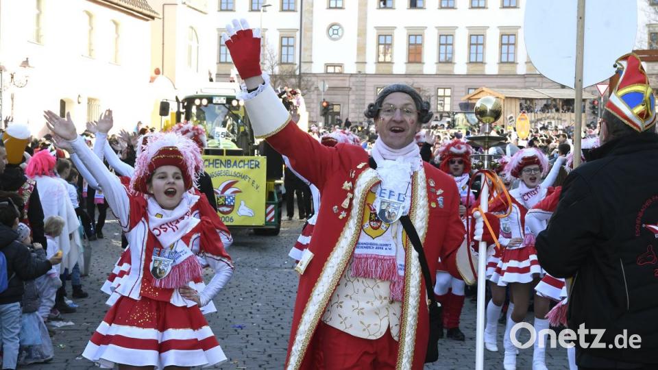 Der Ostbayerische Faschingszug schlängelt sich durch Amberg Bild: Petra Hartl